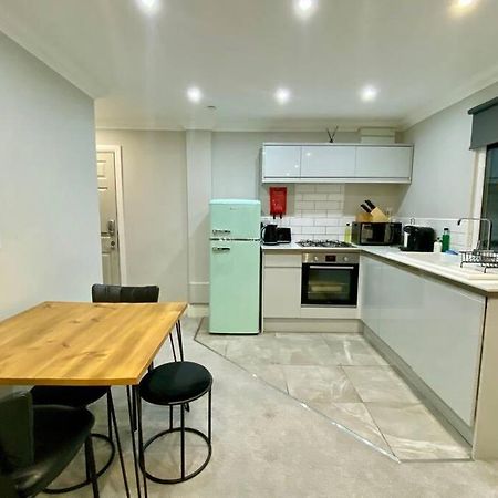 Stylish Two Bedroom Apartment Near Victoria Park Cardiff Dış mekan fotoğraf