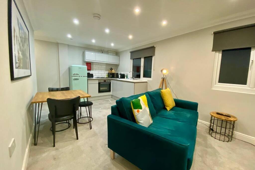 Stylish Two Bedroom Apartment Near Victoria Park Cardiff Dış mekan fotoğraf