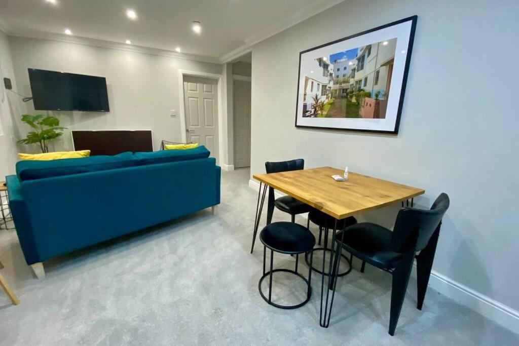 Stylish Two Bedroom Apartment Near Victoria Park Cardiff Dış mekan fotoğraf