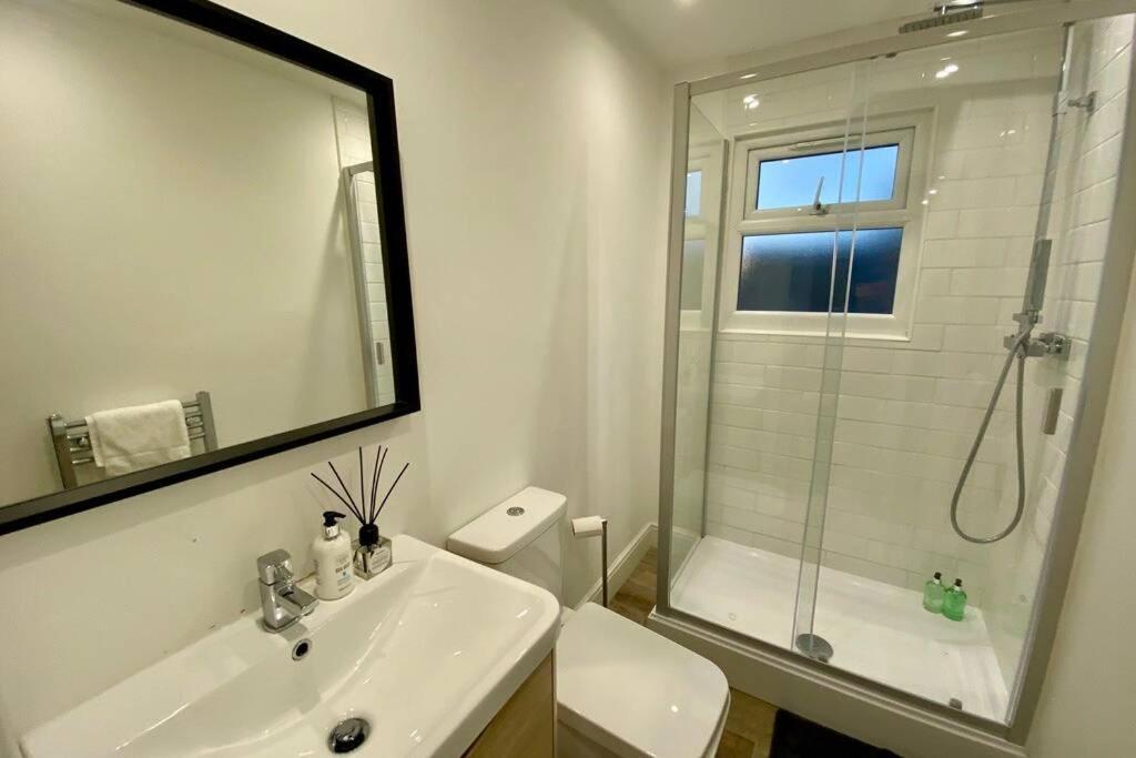 Stylish Two Bedroom Apartment Near Victoria Park Cardiff Dış mekan fotoğraf