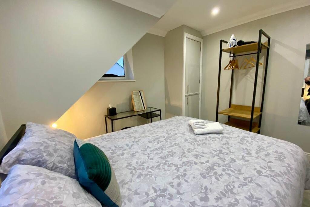 Stylish Two Bedroom Apartment Near Victoria Park Cardiff Dış mekan fotoğraf