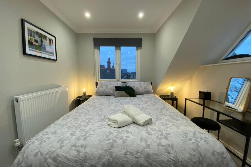 Stylish Two Bedroom Apartment Near Victoria Park Cardiff Dış mekan fotoğraf