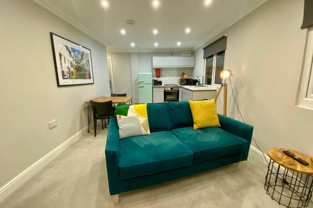Stylish Two Bedroom Apartment Near Victoria Park Cardiff Dış mekan fotoğraf