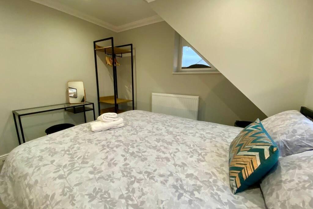 Stylish Two Bedroom Apartment Near Victoria Park Cardiff Dış mekan fotoğraf