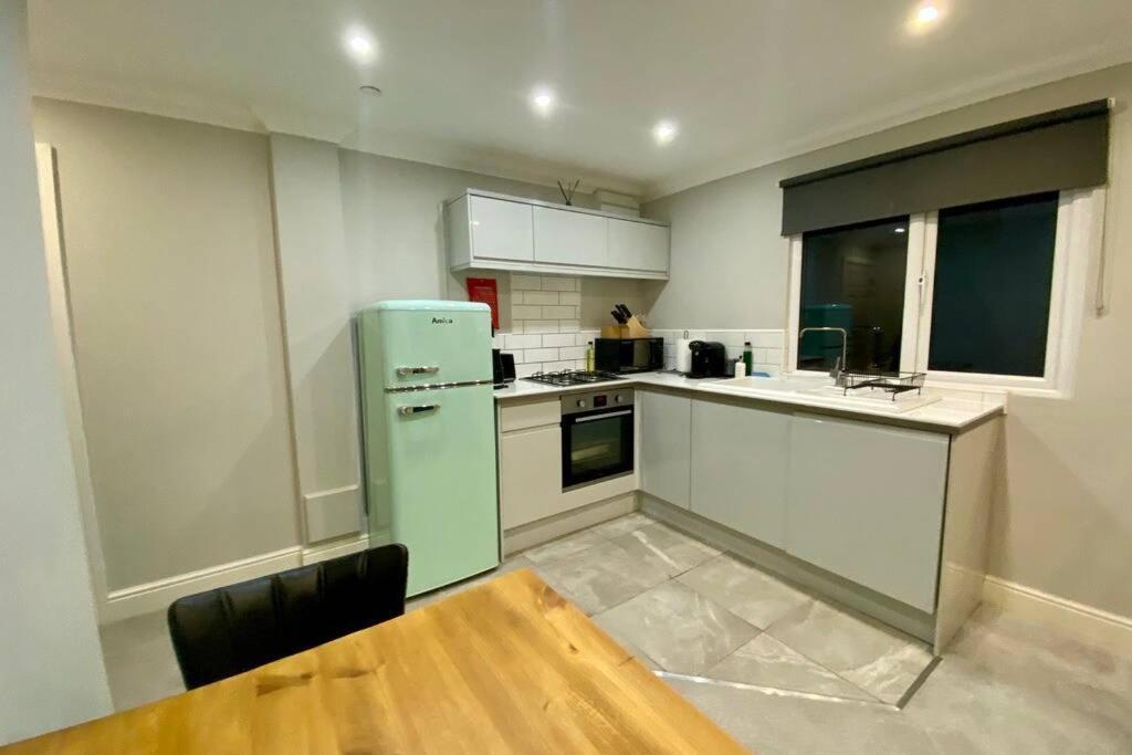 Stylish Two Bedroom Apartment Near Victoria Park Cardiff Dış mekan fotoğraf