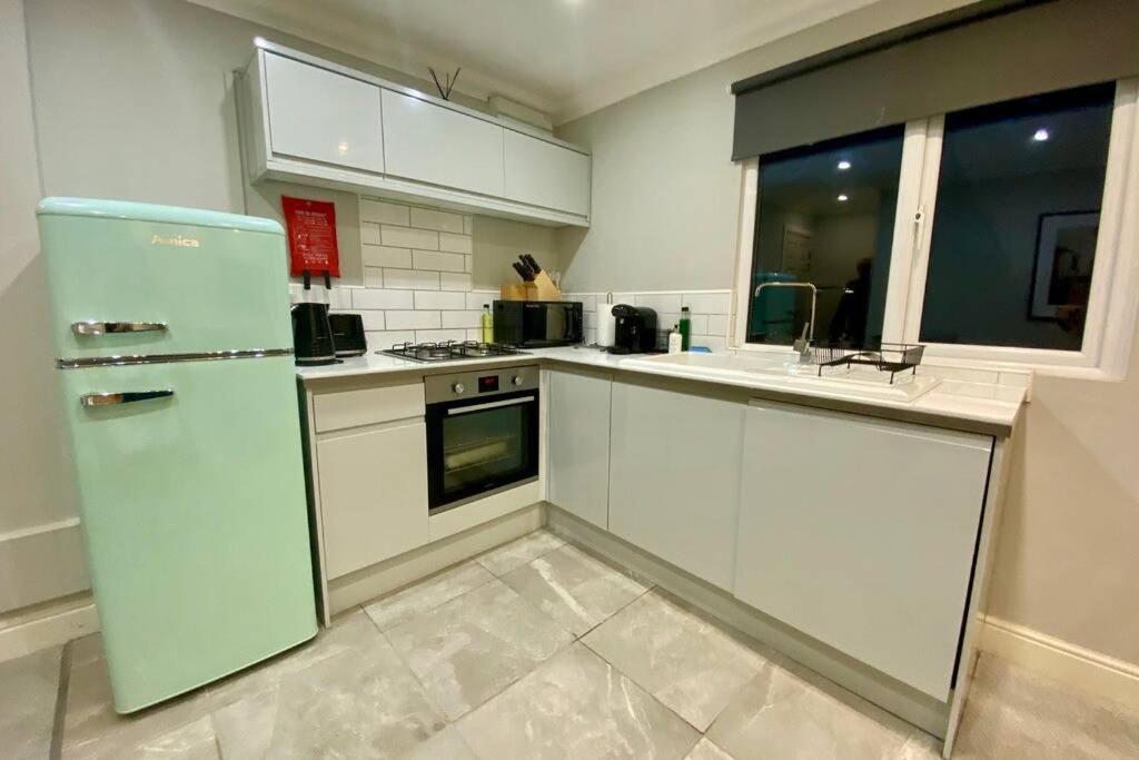 Stylish Two Bedroom Apartment Near Victoria Park Cardiff Dış mekan fotoğraf