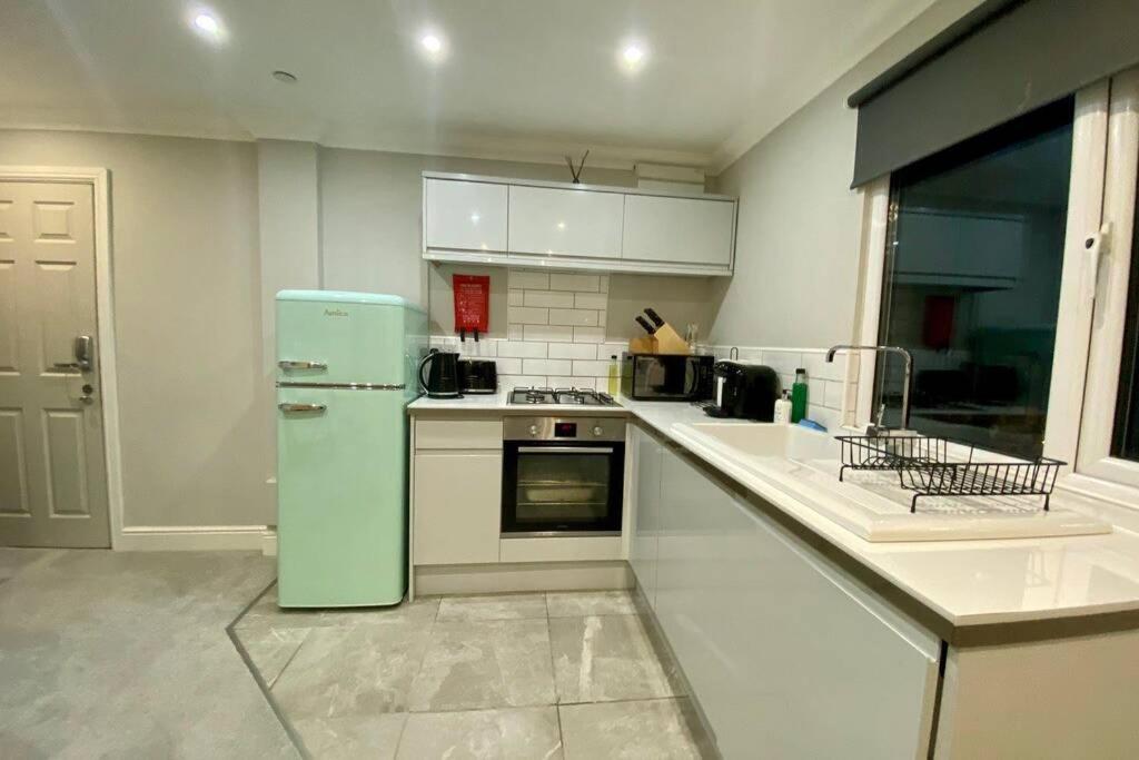Stylish Two Bedroom Apartment Near Victoria Park Cardiff Dış mekan fotoğraf