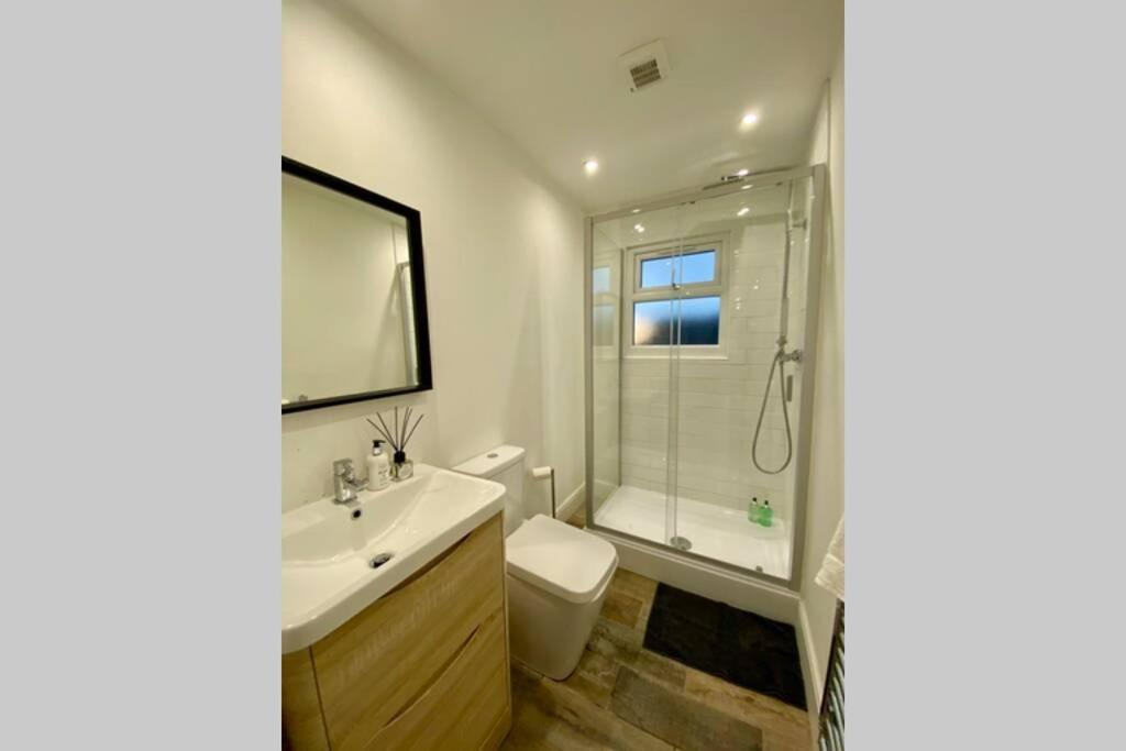 Stylish Two Bedroom Apartment Near Victoria Park Cardiff Dış mekan fotoğraf